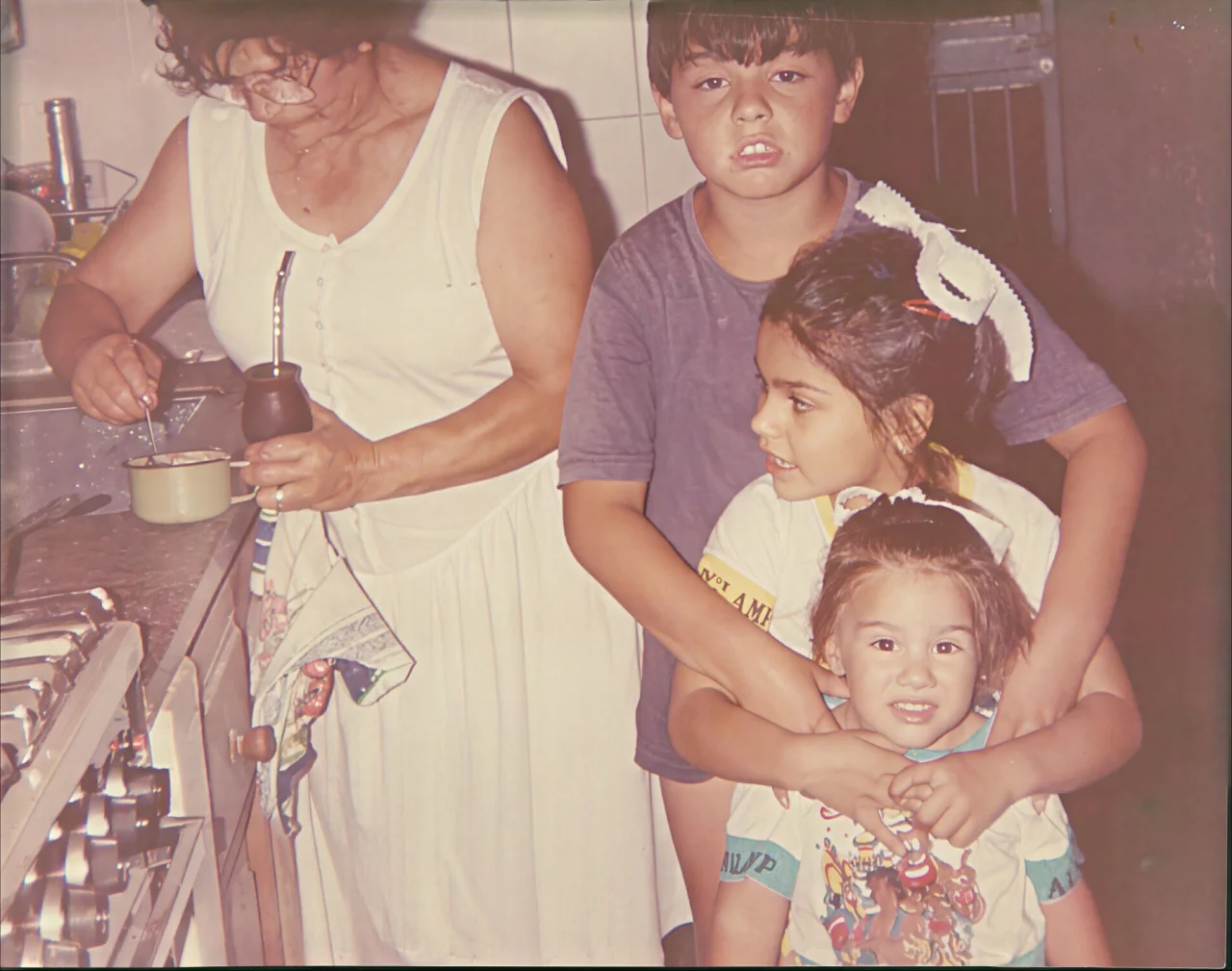 La misma foto familiar ampliada a 4K con IA, con los rostros nítidos